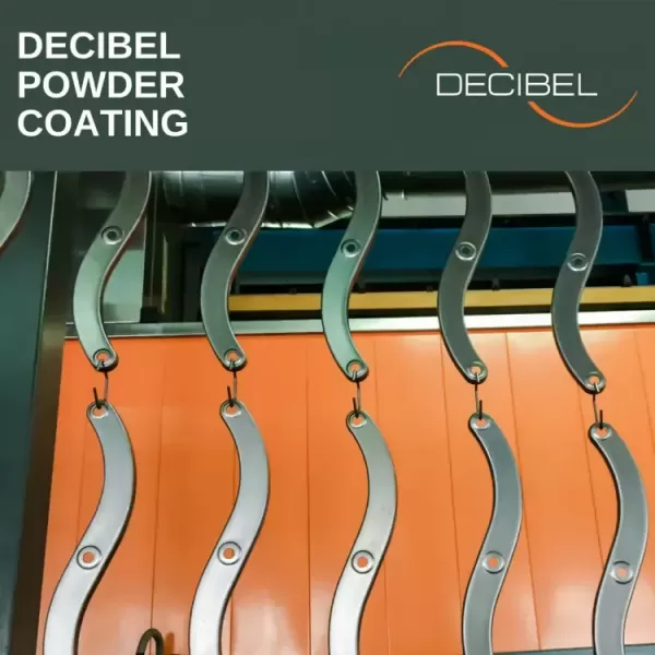 DECIBEL installierte eine Pulverbeschichtungstechnologie in seiner Produktionsstätte